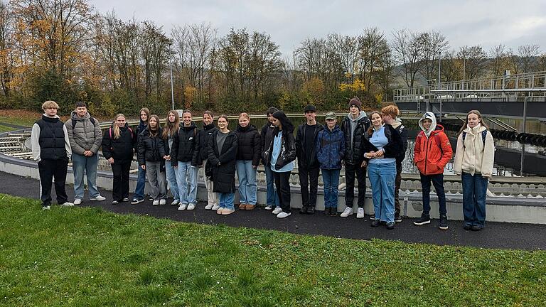 Schülerinnen und Schüler der privaten Realschulen Marktbreit im Klärwerk Winterhausen. Schülerinnen und Schüler der privaten Realschulen Marktbreit im Klärwerk Winterhausen.