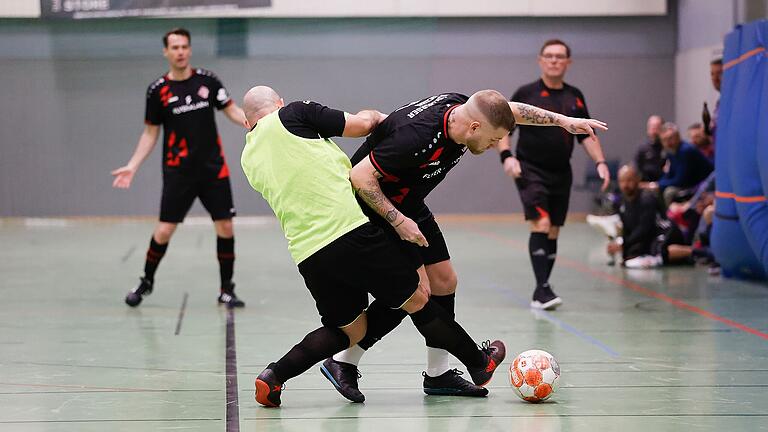 Wer wird Würzburger Stadtmeister im Hallenfußball der Alten Herren? Am Samstag treten 13 Mannschaften aus den Würzburger Stadtteilen gegeneinander an. Wer wird Würzburger Stadtmeister im Hallenfußball der Alten Herren? Am Samstag treten 13 Mannschaften aus den Würzburger Stadtteilen gegeneinander an.