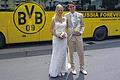 Ein knallgelbes Hochzeitsauto       -  (lies)   Zur Hochzeit in Weiß bekamen Annika Fischer (Fellen) und Patrick Bott (Burgsinn) am Samstag eine Überraschung in Gelb. Da der Bräutigam bekennender Fan des Fußballvereins Borussia Dortmund ist, spendierten die Freunde das Hochzeitsauto: einen Fanbus vom Club &bdquo;Borussia Forever Lüdinghausen&ldquo; mit Chauffeur im BVB-Trikot. Mit ihm fuhr die Hochzeitsgesellschaft nach der Trauung in der Fellener Kirche und dem Umtrunk, der in Fellen &bdquo;langer Garten&ldquo; heißt, zur Feier nach Sinntal-Weichersbach.
