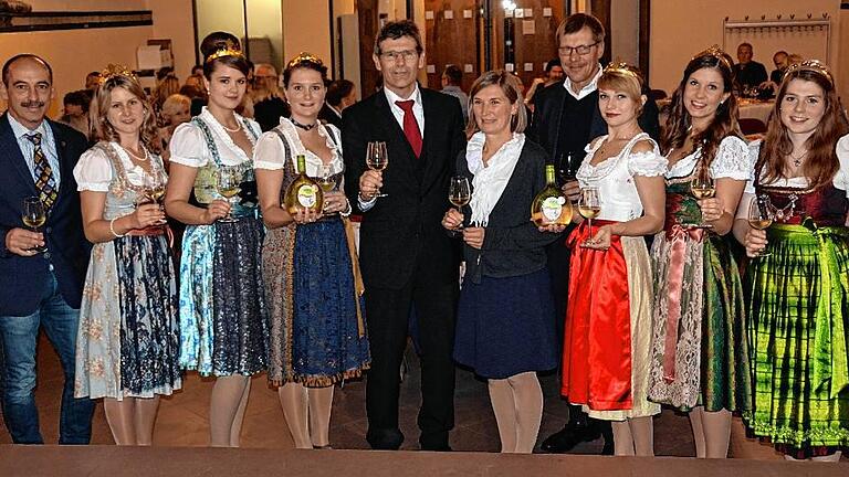 Große Freude beim Winzerehepaar Gerda und Eberhard Jonas aus Eußenheim: Ein Wein aus ihrem Weingut, ein 2014er „Eußenheimer First“, Bacchus Kabinett, wird der Landratsschoppen des Jahres 2015. Die Wahl des Weines fand bereits zum 50. Mal statt. Gemeinsam mit Landrat Thomas Schiebel (Mitte) lassen das Ehepaar Jonas (rechts daneben), Kellermeister Christian Baumann (ganz links) sowie die Weinprinzessinnen aus dem Landkreis Main-Spessart den Landratsschoppen hochleben. Die Weinprinzessinnen sind (von links) Linda Dornbusch (Homburg), Anna Wohlfart (Retzbach), Sonja Hemmelmann (Himmelstadt), Olivia Teel (Retzstadt), Marina Väth (Erlenbach) und Anna-Lena Mehling (Stetten). Große Freude beim Winzerehepaar Gerda und Eberhard Jonas aus Eußenheim: Ein Wein aus ihrem Weingut, ein 2014er „Eußenheimer First“, Bacchus Kabinett, wird der Landratsschoppen des Jahres 2015. Die Wahl des Weines fand bereits zum 50. Mal statt. Gemeinsam mit Landrat Thomas Schiebel (Mitte) lassen das Ehepaar Jonas (rechts daneben), Kellermeister Christian Baumann (ganz links) sowie die Weinprinzessinnen aus dem Landkreis Main-Spessart den Landratsschoppen hochleben. Die Weinprinzessinnen sind (von links) Linda Dornbusch (Homburg), Anna Wohlfart (Retzbach), Sonja Hemmelmann (Himmelstadt), Olivia Teel (Retzstadt), Marina Väth (Erlenbach) und Anna-Lena Mehling (Stetten).