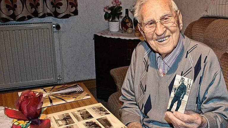 Wenn Willi Döll in seinem Fotoalbum blättert dann hat er sofort das Bild parat, das ihn 1941 als Soldat zeigt. Damals wurde er von Walter Zschech für das Rote Kreuz angeworben.