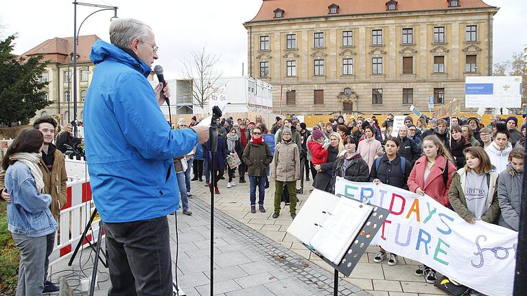 Auf dem Schillerplatz sprachen am Freitag bei der Kundgebung von Fridays for Future Schweinfurt einige Redner (im Bild Manfred Röder) darüber, wie mehr Klimaschutz auch in Stadt und Landkreis Schweinfurt schnell und effizient umgesetzt werden kann, insbesondere in Sachen Verkehrswende.