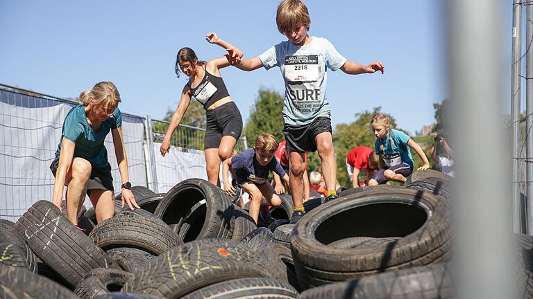 Gute Balance war beim Überwinden des Reifenberges gefragt. Beim Rock the Race Kids mussten die Vier- bis 14-Jährigen einen Hindernislauf von drei Kilometern mit zehn Hindernissen bewältigen.