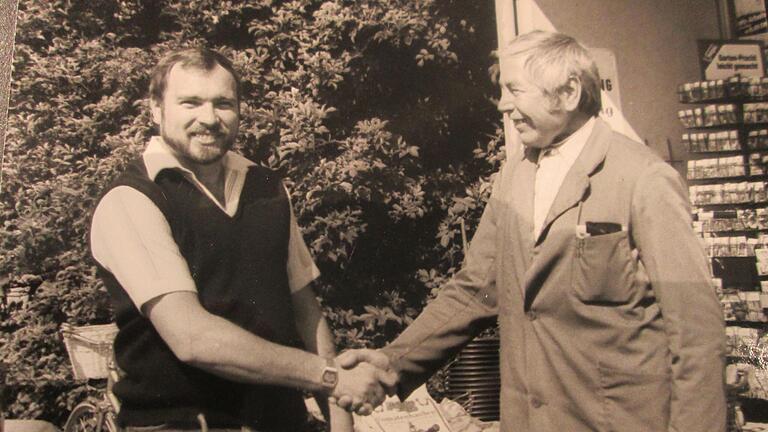 Firmengründer Theo Pfeuffer (r.) legte mit seiner Gattin Marga den Grundstein für das heute moderne und vielseitige Einkaufszentrum. Das Foto zeigt ihn mit einem zufriedenen Kunden. - Firmengründer Theo Pfeuffer (r.) legte mit seiner Gattin Marga den Grundstein für das heute moderne und vielseitige Einkaufszentrum. Das Foto zeigt ihn mit einem zufriedenen Kunden. Firmengründer Theo Pfeuffer (r.) legte mit seiner Gattin Marga den Grundstein für das heute moderne und vielseitige Einkaufszentrum. Das Foto zeigt ihn mit einem zufriedenen Kunden. - Firmengründer Theo Pfeuffer (r.) legte mit seiner Gattin Marga den Grundstein für das heute moderne und vielseitige Einkaufszentrum. Das Foto zeigt ihn mit einem zufriedenen Kunden.
