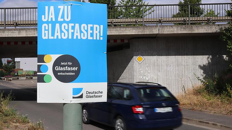 Werbeplakate der Deutschen Glasfaser im Kitzinger Stadtteil Etwashausen. Werbeplakate der Deutschen Glasfaser im Kitzinger Stadtteil Etwashausen.