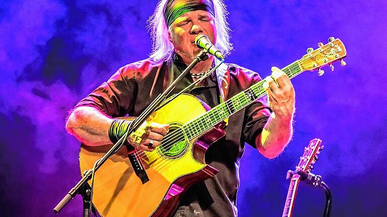 Bänkelsänger mit Freude an gemütlicher Atmosphäre: Eric Fish beim Konzert in der Posthalle Würzburg. Bänkelsänger mit Freude an gemütlicher Atmosphäre: Eric Fish beim Konzert in der Posthalle Würzburg.