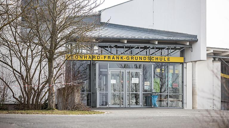 Wegen eines Coronafalls bis Ende nächster Woche geschlossen: die Leonhard-Frank-Grundschule im Würzburger Stadtteil Heuchelhof. Wegen eines Coronafalls bis Ende nächster Woche geschlossen: die Leonhard-Frank-Grundschule im Würzburger Stadtteil Heuchelhof.