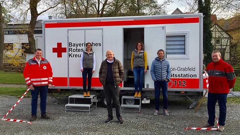 In der Mobilen Wache des BRK Rhön-Grabfeld hat die Praxis 'Die Hausärzte' in Mellrichstadt seit Anfang November Infekt-Sprechstunden an der Streuwiese eingeführt. Im Bild (von links) BRK-Kreisbereichsleiter Bernd Roßmanith, die medizinische Fachangestellte Heidi Link, der Versorgungsarzt für den Landkreis, Dr. Helmut Klum, die medizinische Fachangestellte Simone Günther, Dr. Michael Günther und BRK-Kreisgeschäftsführer Ralf Baumeister. In der Mobilen Wache des BRK Rhön-Grabfeld hat die Praxis 'Die Hausärzte' in Mellrichstadt seit Anfang November Infekt-Sprechstunden an der Streuwiese eingeführt. Im Bild (von links) BRK-Kreisbereichsleiter Bernd Roßmanith, die medizinische Fachangestellte Heidi Link, der Versorgungsarzt für den Landkreis, Dr. Helmut Klum, die medizinische Fachangestellte Simone Günther, Dr. Michael Günther und BRK-Kreisgeschäftsführer Ralf Baumeister. 