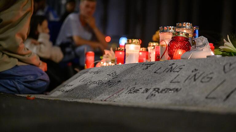 Zahlreiche Menschen hinterlassen Trauerbekundungen am Ort der tödlichen Auseinandersetzung vor dem Stift Haug in Würzburg. Einige tun dies auch in den sozialen Medien, viele rührend und gefühlvoll, aber nicht immer angemessen.