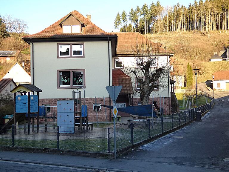 Das Schwesternhaus in Aura heute. Das Schwesternhaus in Aura heute.