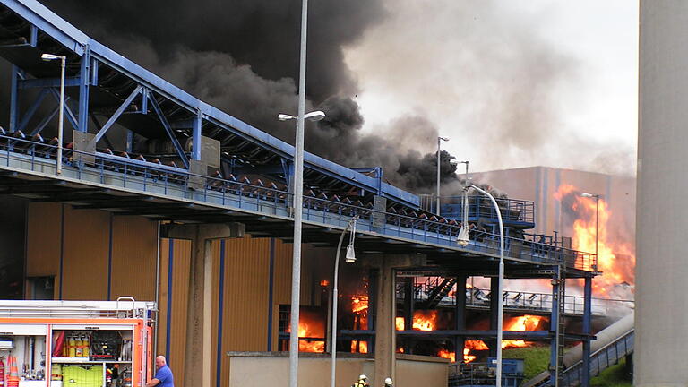 Bis in den frühen Morgen war die Feuerwehr damit beschäftigt, das Feuer auf dem Rübenhof der Ochsenfurter Zuckerfabrik zu löschen