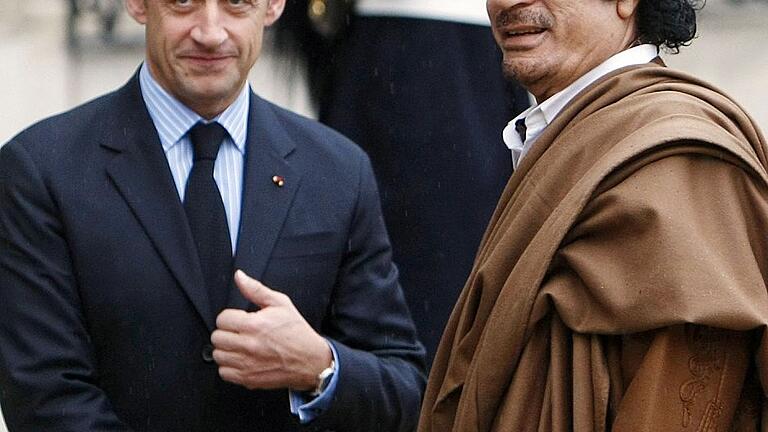 -       -  Nicolas Sarkozy und Muammar al-Gaddafi bei einem Treffen in Paris