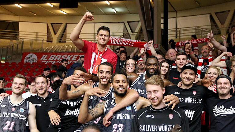 Kresimir Loncar inmitten der Baskets-Mannschaft und mitgereisten Anhängern nach dem Europe-Cup-Sieg im italienischen Varese.