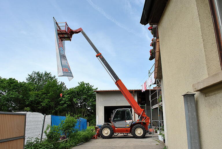 Warum hängt dort ein Plakat? Es demonstriert wie hoch und wie nah wird die geplante Hauswand stehen wird, Nachbar Peter Miltenberger protestiert. Warum hängt dort ein Plakat? Es demonstriert wie hoch und wie nah wird die geplante Hauswand stehen wird, Nachbar Peter Miltenberger protestiert.