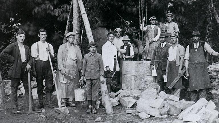 Das historische Foto zeigt die symbolische Grundsteinlegung für die evangelische Erlöserkirche in Gerolzhofen am 6. August 1922.