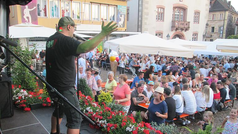 Stimmung, gute Laune, eine exquisite Weinpalette und zünftige Musik zeichnen das größte Weinfest der Stadt rund um den Hammelburger Marktplatz aus. Hier darf nach Herzenslust gefeiert, getrunken und gegessen werden.       -  Stimmung, gute Laune, eine exquisite Weinpalette und zünftige Musik zeichnen das größte Weinfest der Stadt rund um den Hammelburger Marktplatz aus. Hier darf nach Herzenslust gefeiert, getrunken und gegessen werden.