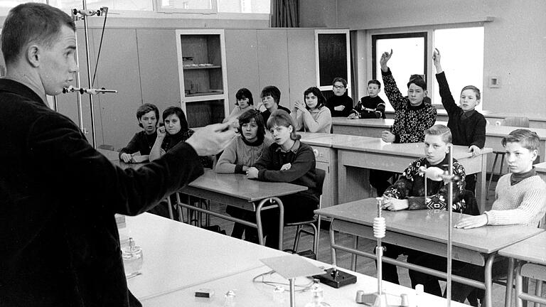 Schulunterricht in einer Volksschule - 1965 - Physikunterricht in einer Volksschule vor 60 Jahren in Duisburg. (Archivfoto) Schulunterricht in einer Volksschule - 1965 - Physikunterricht in einer Volksschule vor 60 Jahren in Duisburg. (Archivfoto)