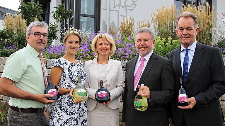 Die neuen Weine des Landkreises Kitzingen stellten am Mittwoch (von links) Andreas Oehm (Vorstandsvorsitzender der Winzergemeinschaft Franken), Frankens Weinkönigin Silena Werner, Landrätin Tamara Bischof, stellvertretender Landrat Paul Streng und Paul E. Ritter (Geschäftsführer der Winzergemeinschaft Franken) in Volkach vor.