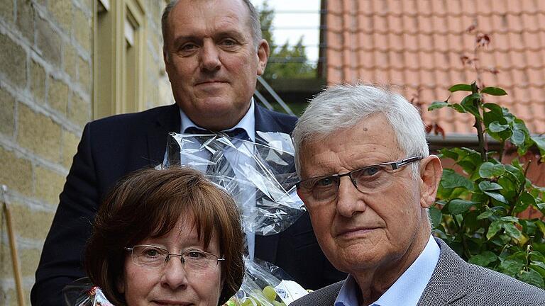 Glückwunsch, Gerlinde und Hans Hoffmann!       -  Hans und Gerlinde Hoffmann aus Enheim feierten am Freitag ihre goldene Hochzeit. Vor 50 Jahren hatten sie in Enheim geheiratet. Kennengelernt hatten sich Hans Hoffmann und Gerlinde Korn 1965 auf der Gnodstadter Kirchweih, denn Hans Hoffmann stammt aus dem Nachbarort Gnodstadt. &bdquo;Ich habe sie gerne gesehen &ndash; und dann immer öfter&ldquo;, erinnert sich ihr Ehemann und lacht. &bdquo;Wir waren eines Sinnes&ldquo;, fügt Gerlinde Hoffmann hinzu, was natürlich auch für die Landwirtschaft gilt.  Zuerst haben sie die Landwirtschaft in Gnodstadt betrieben, 1974 wurde ihnen dann der Hof in Enheim übergeben. Damals hatte man &bdquo;nicht zu viel, aber von allem etwas&ldquo;, beschreibt das Jubelpaar die damalige Landwirtschaft, die mittlerweile an Tochter Claudia und deren Mann übergeben ist. Aber da dem Jubelpaar, das sich auch über zwei Enkel freut, keine Arbeit zu viel ist, helfen beide tatkräftig mit. Neben der Landwirtschaft ist der große Garten die Leidenschaft von Gerlinde Hoffmann. Auch gönnen sich beide Reisen. Ziele waren zum Beispiel New York und Moskau. Hans Hoffmann war von 1984 bis 2002 Gemeinderat, wofür er die Bürgermedaille erhielt. 24 Jahre gehörte er dem Kirchenvorstand an, ist Mitglied der Feuerwehr und des Gesangvereins. Dieser sang am Samstag beim Dankgottesdienst aus Anlass der goldenen Hochzeit. Es gratulierte auch Bürgermeister Rainer Ott, der einen Geschenkkorb überreichte.  Text/