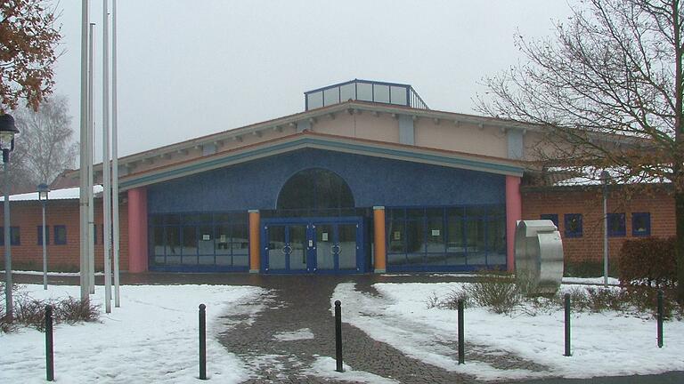 Die sportliche Heimat von Henrik Nass: Die Spessarttorhalle in Lohr, mit der er am Samstag mit der TG Heidingsfeld zu Gast ist. Die sportliche Heimat von Henrik Nass: Die Spessarttorhalle in Lohr, mit der er am Samstag mit der TG Heidingsfeld zu Gast ist.