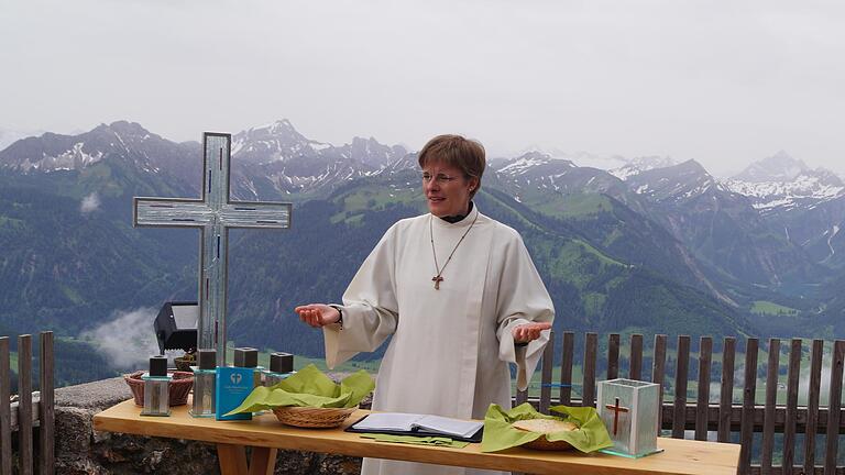 Gemeindereferentin Barbara Voll zelebrierte den Berggottesdienst.       -  Gemeindereferentin Barbara Voll zelebrierte den Berggottesdienst.