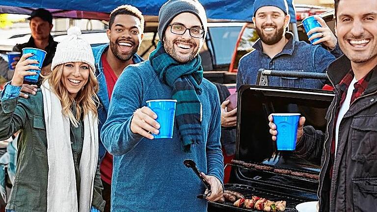 Group Of Sports Fans Tailgating In Stadium Car Park       -  Auch im Winter kommen immer öfter Steaks, Würstchen und Fisch auf den Grill.