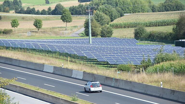 Entlang der A 71 im Stadtteil Bahra ist auf einer Fläche von 22 Hektar eine Freiflächen-Photovoltaikanlage geplant (Symbolbild).