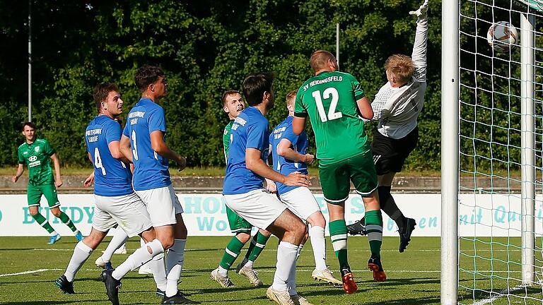 Sailaufs Torhüter Robin Gallasch streckt sich vergeblich nach dem Freistoß von Johannes Dederich. Heidingsfeld lag mit 1:0 in Führung.