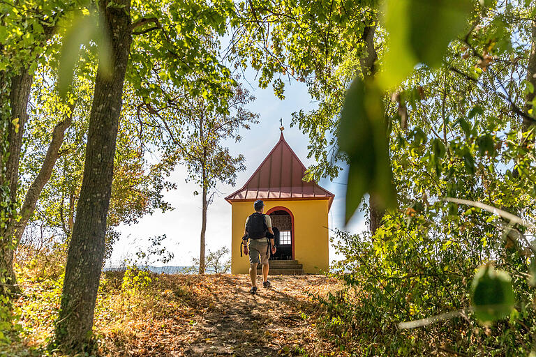 Unterwegs auf der rund zehn Kilometer langen TraumRunde Markt Einersheim im Kitzinger Land. Das Wengertshäusla thront weithin sichtbar auf dem Sonnenberg. Von hier genießt man einen wunderbaren Blick über Markt Einersheim und das Umland.