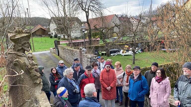 Die steinerne Brücke zum ehemaligen Windheimer Schloss mit der alten Nepomukstatue war eine der Stationen bei der Führung von Werner Ziegert mit Daten zur bewegten Windheimer Geschichte. - Die steinerne Brücke zum ehemaligen Windheimer Schloss mit der alten Nepomukstatue war eine der Stationen bei der Führung von Werner Ziegert mit Daten zur bewegten Windheimer Geschichte. Die steinerne Brücke zum ehemaligen Windheimer Schloss mit der alten Nepomukstatue war eine der Stationen bei der Führung von Werner Ziegert mit Daten zur bewegten Windheimer Geschichte. - Die steinerne Brücke zum ehemaligen Windheimer Schloss mit der alten Nepomukstatue war eine der Stationen bei der Führung von Werner Ziegert mit Daten zur bewegten Windheimer Geschichte.