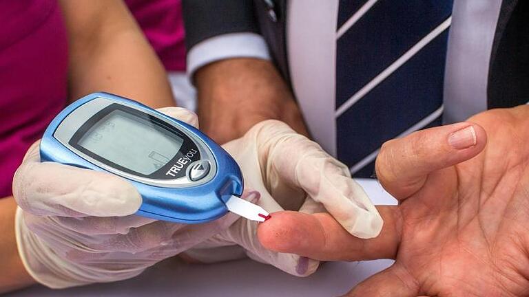 Wer die Diagnose Diabetes bekommt, muss den Umgang mit der Krankheit erst lernen. Dazu gehört auch das Blutzuckermessen. Foto: Jens Büttner       -  Diabetes kann anhand verschiedener Methoden diagnostiziert werden.