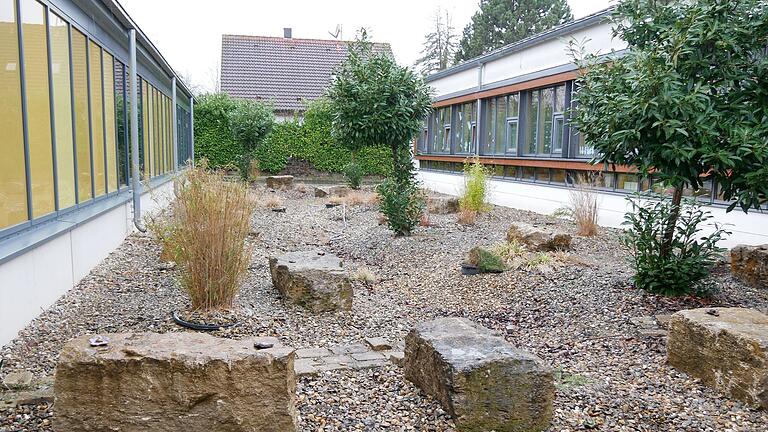 Der Innenhof der Grundschule in Bergtheim mit seinen großen und kleinen Steinen und der kärglichen Bepflanzung soll in diesem Jahr zu einem grünen Klassenzimmer mit Kunstrasen und ausreichend Sitzmöglichkeiten umgestaltet werden. Der Innenhof der Grundschule in Bergtheim mit seinen großen und kleinen Steinen und der kärglichen Bepflanzung soll in diesem Jahr zu einem grünen Klassenzimmer mit Kunstrasen und ausreichend Sitzmöglichkeiten umgestaltet werden. 