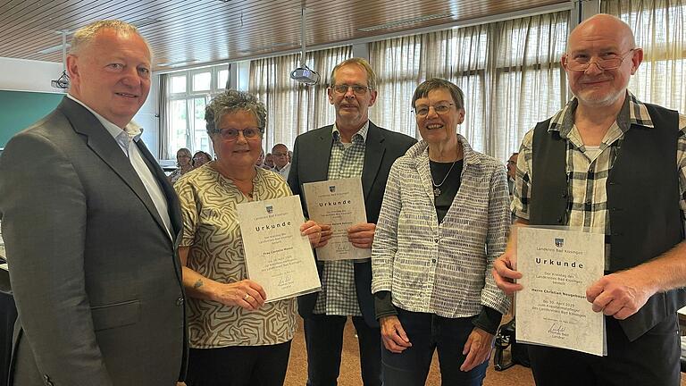 Landrat Thomas Bold (von links) würdigte altbewährte Kräfte: Cornelia Mence, Roland Heinlein, Birgit Schmalz und Christian Neugebauer.