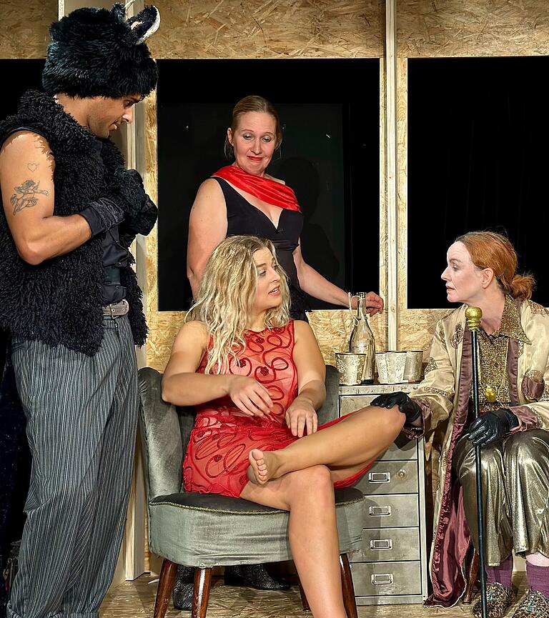 Margarita (gespielt von Anne Hansen, rechts) sowie ein Teufel und zwei Teufelinnen. Margarita (gespielt von Anne Hansen, rechts) sowie ein Teufel und zwei Teufelinnen.