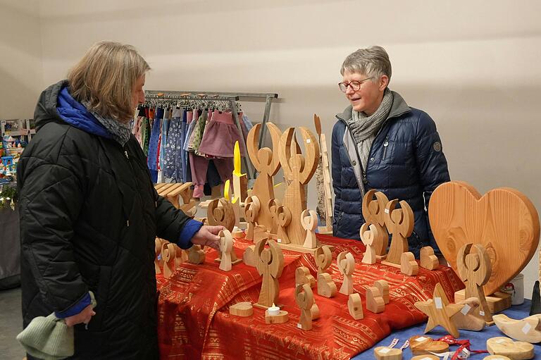 'Engel gehen immer' weiß Erna Väth aus Marienbrunn, die am Samstag auf dem Esselbacher Weihnachtszauber Holzarbeiten ihres Mannes Armin anbot. 'Engel gehen immer' weiß Erna Väth aus Marienbrunn, die am Samstag auf dem Esselbacher Weihnachtszauber Holzarbeiten ihres Mannes Armin anbot.