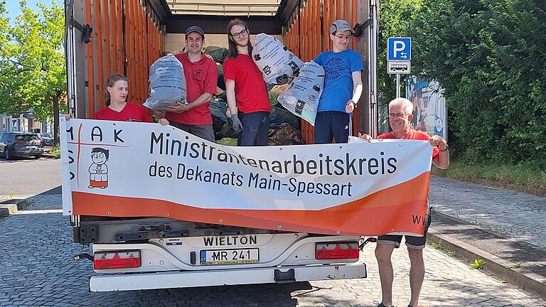 Zweimal jährlich engagieren sich Ehrenamtliche bei den Altkleidersammlungen des Dekanat Main-Spessart. Momentan aber haben die Sammlungen Zwangspause. Zweimal jährlich engagieren sich Ehrenamtliche bei den Altkleidersammlungen des Dekanat Main-Spessart. Momentan aber haben die Sammlungen Zwangspause. 