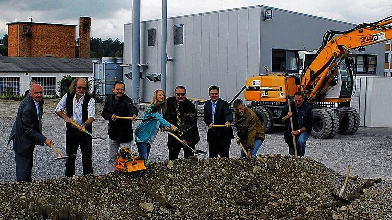Auf die Plätze: Beim Spatenstich für den Reich-Erweiterungsbau legten sich alle mächtig ins Zeug. Im Bild (von links) Landrat Thomas Habermann, Betriebsratsvorsitzender Anton Bach, der die „oberste Bauleitung“ mit einem gelben Miniatur-Raupenfahrzeug beglückte, Landtagsabgeordneter Bernd Weiß sowie Nina, Karl-Hermann und André Reich, Architekt Wolfgang Tischler und Gerhard Streit von der gleichnamigen Baufirma. Auf die Plätze: Beim Spatenstich für den Reich-Erweiterungsbau legten sich alle mächtig ins Zeug. Im Bild (von links) Landrat Thomas Habermann, Betriebsratsvorsitzender Anton Bach, der die „oberste Bauleitung“ mit einem gelben Miniatur-Raupenfahrzeug beglückte, Landtagsabgeordneter Bernd Weiß sowie Nina, Karl-Hermann und André Reich, Architekt Wolfgang Tischler und Gerhard Streit von der gleichnamigen Baufirma.