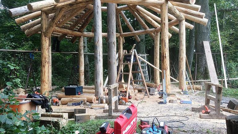Neuer Unterstellpavillon auf dem Stollberg nimmt Gestalt an       -  (novo)   Im Zuge der Sicherungs- und Sanierungsmaßnahmen an der Ruine Stollburg war heuer die in die Jahre gekommene Schutzhütte mit der kleinen  Aussichtsplattform davor auf dem Plateau über den Handthaler Weinbergen zwecks ihrer Erneuerung abgebrochen worden. Der Zahn der Zeit hatte sichtlich an den Holzkonstruktionen genagt. Eigentlich sollte der neue Unterstellpavillon bereits stehen, doch war die mit Lieferung und Montage betraute Zimmerei aus Geusfeld in Verzug geraten. Inzwischen hat man mit dem Aufbau auf dem Ruinenplateau begonnen. Rund zwei Wochen werden noch ins Land gehen, bis alles fertig ist, schätzt man bei der Firma Zipfel. Für die Schutzhütte inklusive vergrößerter Aussichtsplattform nimmt der Forstbetrieb rund 25 000 Euro in die Hand, so die Auskunft von dessen stellvertretenden Leiter Daniel Steuer.