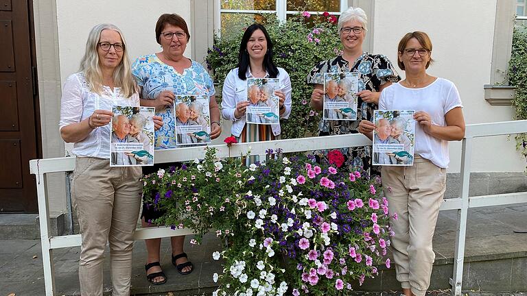 Haben für die 3. Bayerische Demenzwoche im Landkreis Rhön-Grabfeld ein abwechslungsreiches Programm zusammengetragen: Im Bild (von links)&nbsp; Andrea Helm-Koch (Diakonisches Werk Bad Neustadt), Johanna Dietz (Caritasverband Rhön-Grabfeld), Selina Pfülb (Landratsamt Rhön-Grabfeld), Martina Heinrich (Lokale Allianz für Menschen mit Demenz), Sabine Wenzel-Geier (Pflegestützpunkt).