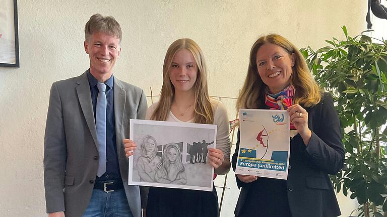 Schulleiter Dr. Holger Saurenbach, Künstlerin Anna Hartmann und Betreuungslehrerin Britta Habersack freuen sich über den Erfolg beim diesjährigen Europäischen Wettbewerb.