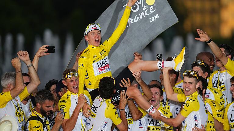 Tour de France - 21. Etappe       -  Lässt sich von seiner Mannschaft feiern: Tadej Pogacar.