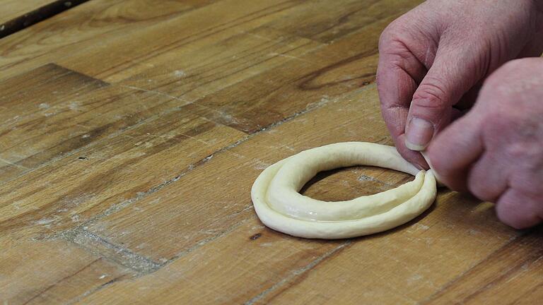 Alle Neujahrsbrezeln, auch die kleinsten, werden in der Bäckerei Kleespies per Hand geformt. Alle Neujahrsbrezeln, auch die kleinsten, werden in der Bäckerei Kleespies per Hand geformt.