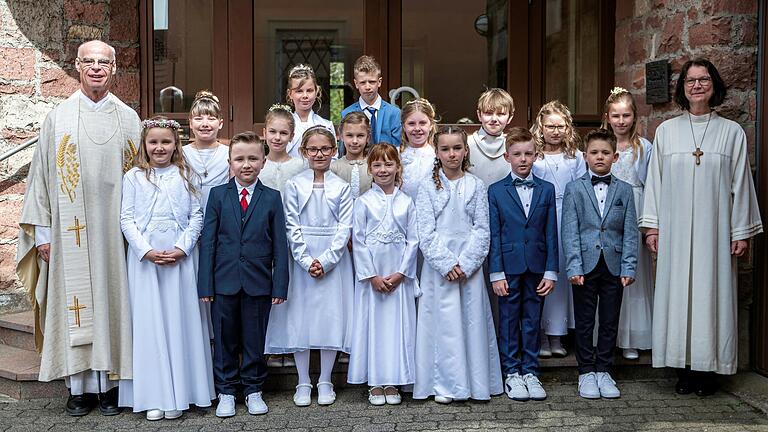 Unter dem diesjährigen Motto „Du gehst mit“ empfingen kürzlich insgesamt 16 Kinder aus Bischofsheim und Haselbach ihre erste heilige Kommunion. Der feierliche Gottesdienst in der Pfarrkirche St. Georg in Bischofsheim i. d. Rhön wurde von Pfarrer Manfred Endres und Gemeindereferentin Regina Bühner gestaltet. Unter dem diesjährigen Motto „Du gehst mit“ empfingen kürzlich insgesamt 16 Kinder aus Bischofsheim und Haselbach ihre erste heilige Kommunion. Der feierliche Gottesdienst in der Pfarrkirche St. Georg in Bischofsheim i. d. Rhön wurde von Pfarrer Manfred Endres und Gemeindereferentin Regina Bühner gestaltet.