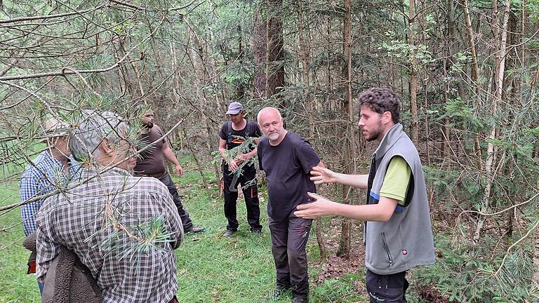 Samuel Thumm (rechts) und Dieter Rammensee erläuterten den Waldbesitzern, wie wichig eine Pflege des Bestandes ist.