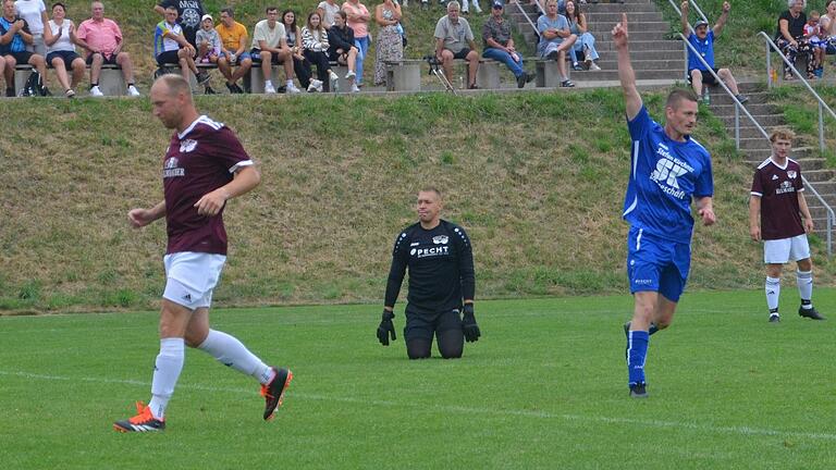Luca Oppelt (blaues Trikot) bejubelt seinen zweiten Treffer für die Sandberger zur 3:1-Führung. Mirko Kleinhenz (links) sorgte allerdings kurz vor Schluss noch für den Ausgleich zum 3:3 für die SG Waldberg/Stangenroth.