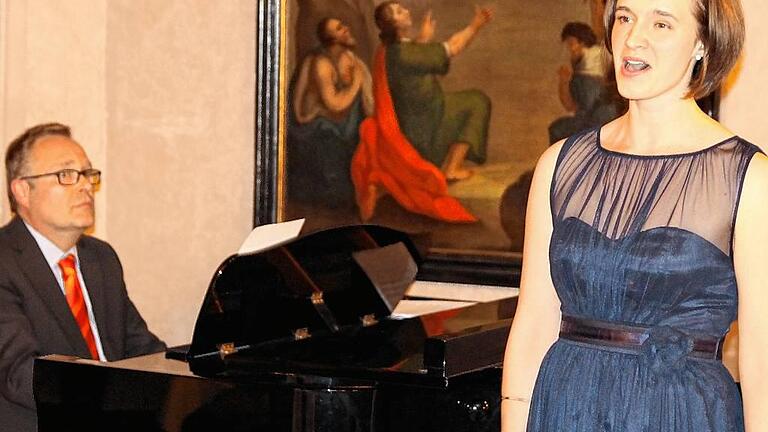 Sopranistin Jennifer Wittmann und Pianist Michael Kütt drückten beim Raiffeisen-Festakt ihre Glückwünsche musikalisch aus.