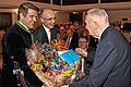 CSU-Kreisvorsitzender MdL Steffen Vogel (links) und Landrat Wilhelm Schneider beschenkten Albert Meyer mit einem &bdquo;Vitalitätskorb&ldquo;.