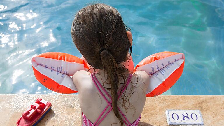 Lieber nicht ohne Schwimmflügel ins Schwimmbecken gehen, oder?  Foto: Florian Schuh/dpa       -  Lieber nicht ohne Schwimmflügel ins Schwimmbecken gehen, oder?  Foto: Florian Schuh/dpa