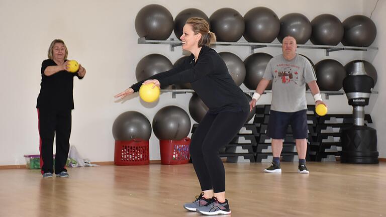 Herzsport-Training soll nach Herz-OP oder Infarkt wieder Bewegung in das Leben der Patientinnen und Patienten bringen. Sportlehrerin Magdalena Olczyck, die hier eine Herzsport-Gruppe betreut, ist eine von zwei dafür qualifizierten Übungsleiterinnen beim Schweinfurter Verein Kensho. e.V.