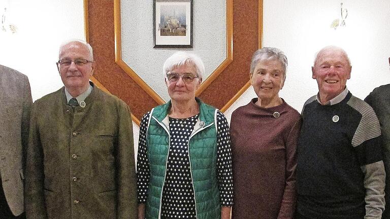 Alfred Jeurink (links) und Ehrenvorsitzender Günter Dietmar (rechts) dankten für 25 Jahre Treue (von links) Peter Hrach, Regina Schärpf sowie Hannelore und Franz Schaupp.       -  Alfred Jeurink (links) und Ehrenvorsitzender Günter Dietmar (rechts) dankten für 25 Jahre Treue (von links) Peter Hrach, Regina Schärpf sowie Hannelore und Franz Schaupp.
